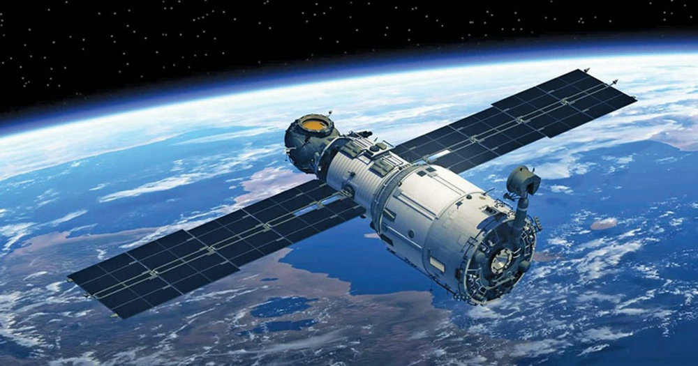 Marco na fabricação espacial: impressão 3D com PEEK para inovação em satélites
