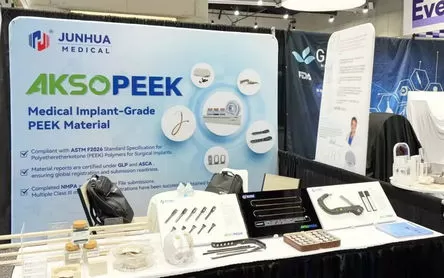 AKSOPEEK brilha na AAOS 2025 com inovações em PEEK médico