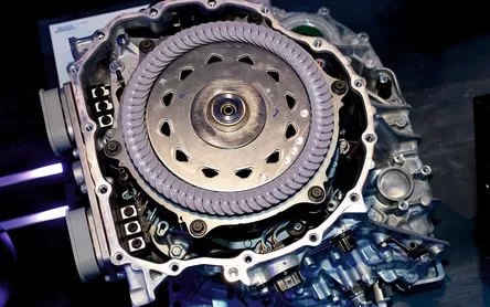 Como o PEEK melhora a durabilidade, eficiência e resistência térmica dos motores