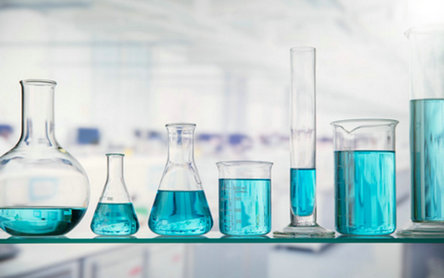 Compatibilidade Química do PEEK: O Guia Completo para Engenheiros