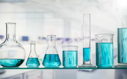 Compatibilidade Química do PEEK: O Guia Completo para Engenheiros